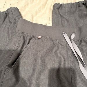 Figs technical collection, gray scrub bottoms joggers set XS
